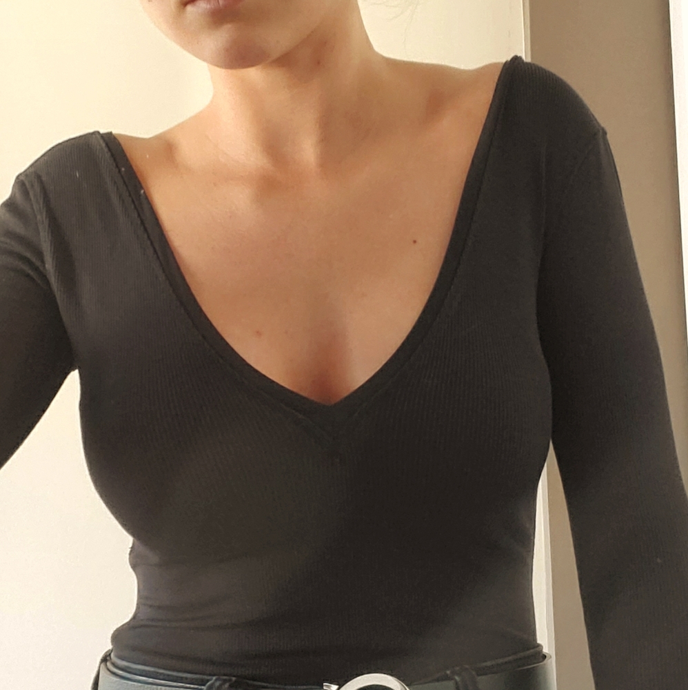 NWOT Aritzia v-neck bodysuit
